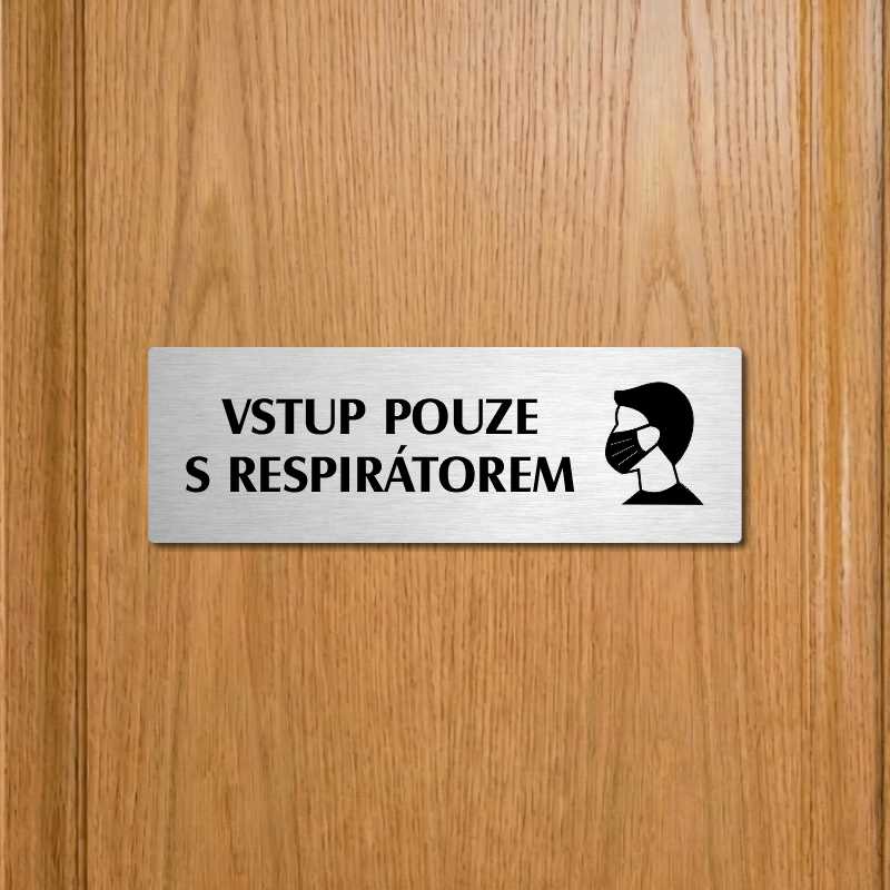 Vstup pouze s respirátorem, 200x66mm, zlatá popiska s rámečkem